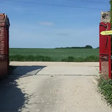 Holiday home Les Nympheas, Appart Au Calme Et Grand Jardin A 15 Min De Disneyland, Crecy-la-Chapelle