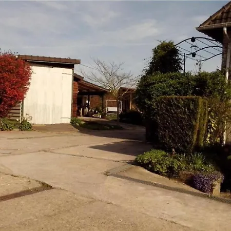 Les Nympheas, Appart Au Calme Et Grand Jardin A 15 Min De Disneyland, Holiday home *
