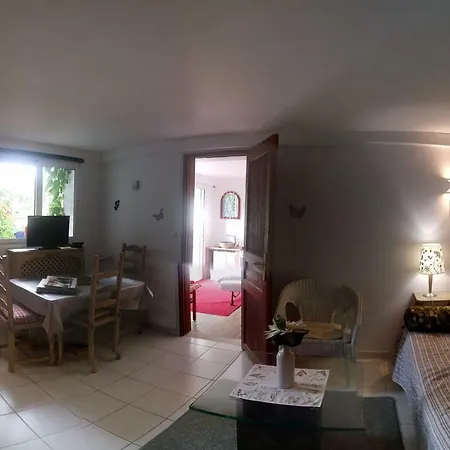 Les Nympheas, Appart Au Calme Et Grand Jardin A 15 Min De Disneyland, Holiday home *